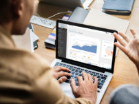 חברת קידום אתרים אורגני וקידום ממומן יושבים מול מחשב עם גרף